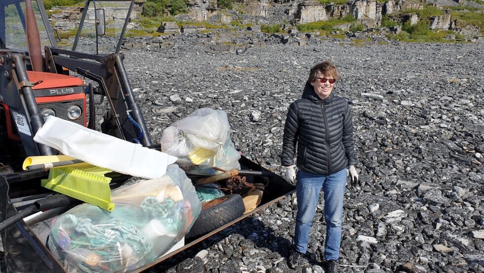 Kjæs bygde- og hytteforening har ryddet i en måned, og nå er stranda ren. På bildet er Erna Strand Nilssen.
 Foto: Privat