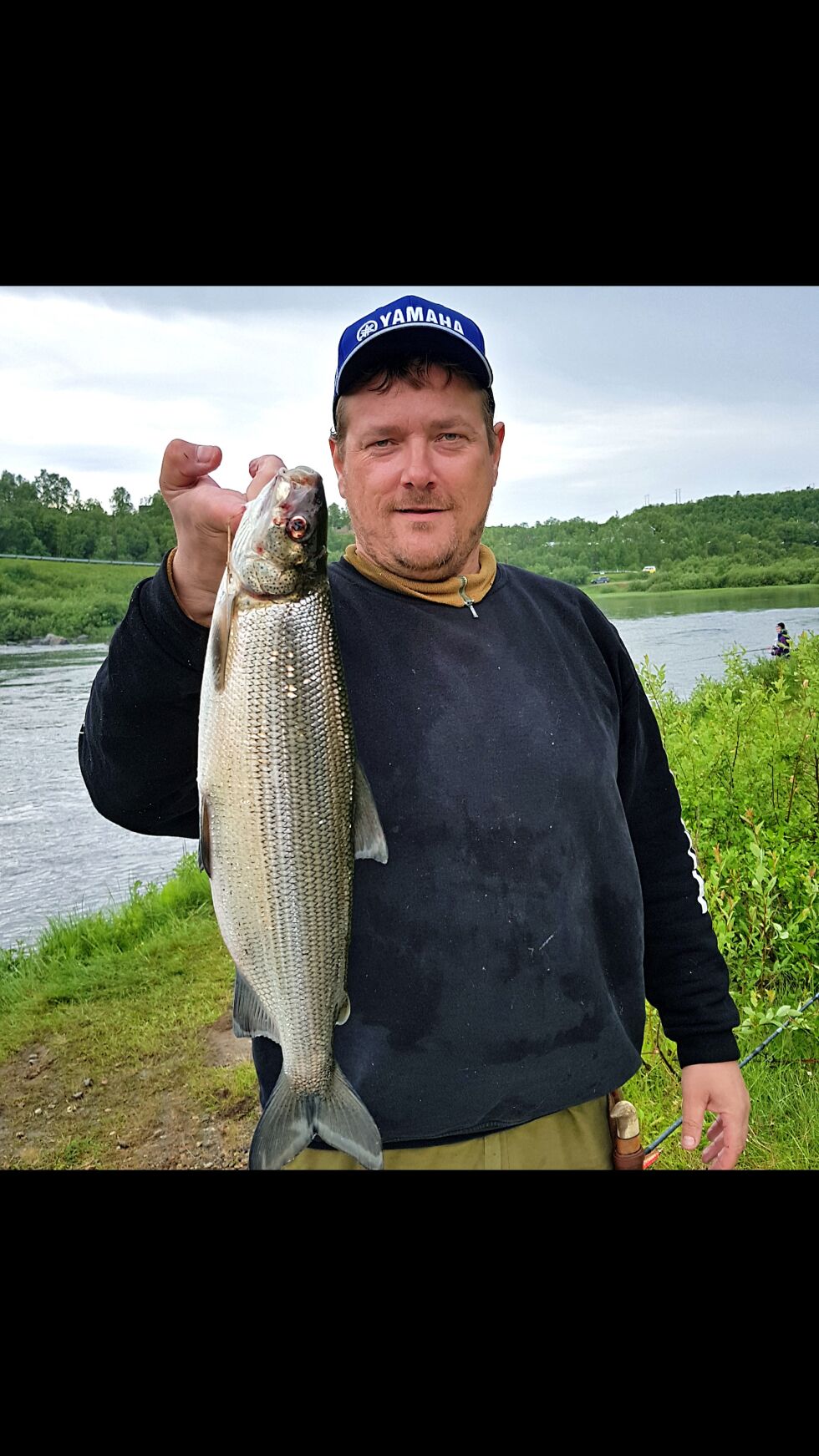 Frode Thrane fikk denne flotte siken i Neiden under laksefestivalen, og synes å være godt fornøyd med fangsten.
 Foto: Inge Arvola