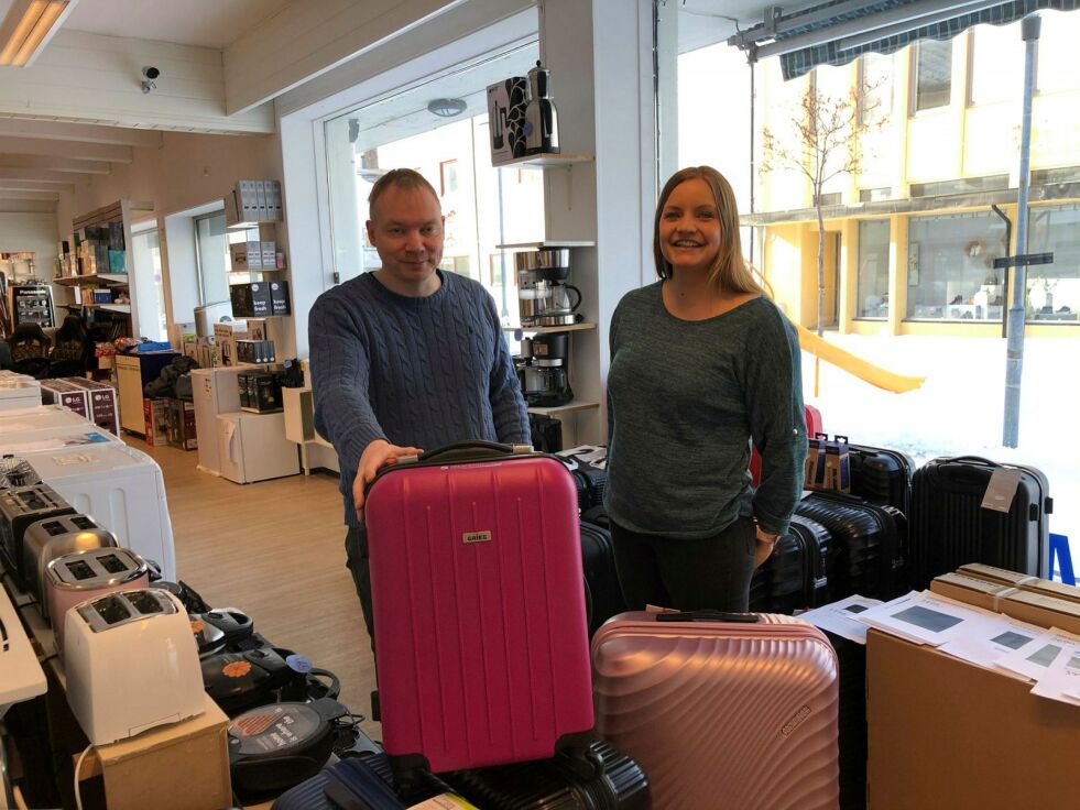 Dag Øverli og Julie Hølvold hos Mobildata Kirkenes, konstaterer at det ikke er koffertkjøp som står øverst på innkjøpslista til folk for tiden.
FOTO: Birgitte Wisur Olsen