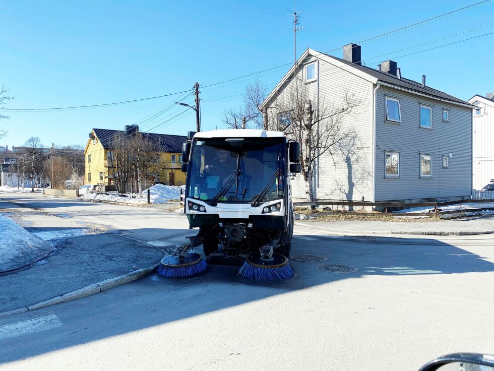Når Bent Las­se Han­sen på tek­nisk i kom­mu­nen, fy­rer opp feie­bi­len i Kir­ke­nes, er det et sik­kert vår­tegn for be­folk­nin­ga. Foto: Hall­geir Hen­rik­sen
 Foto: Hallgeir Henriksen