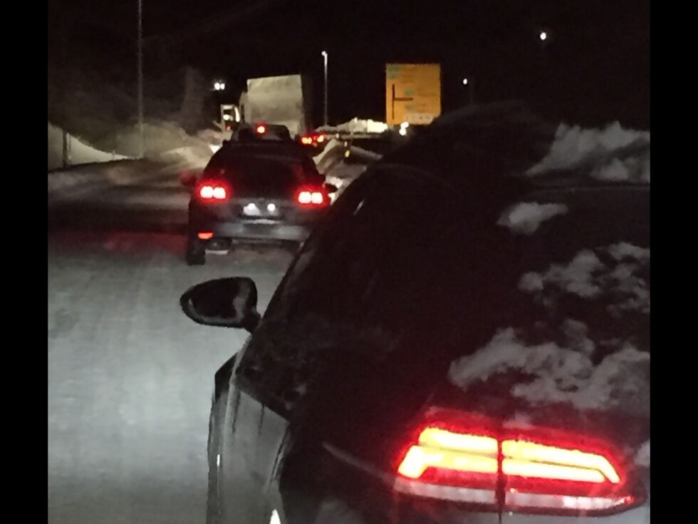 Det var kø ved Tanabru midt på dagen torsdag.
 Foto: Sigurd Haugen