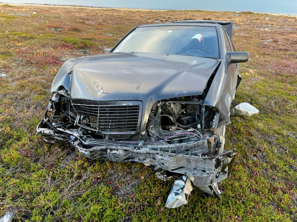 Personbilen fikk hård medfart i trafikkulykka på fylkesvei 8060 i Veidnesklubben, Lebesby.
 Foto: Helge Ovanger