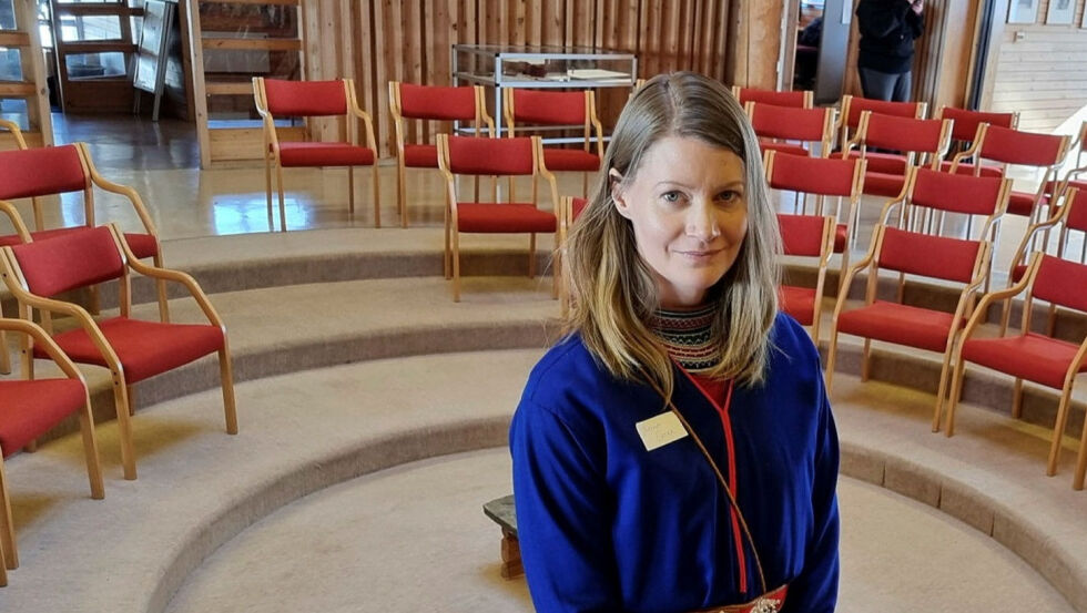 Josefina Skerk er daglig leder ved Sijti Jarnge i Aarborten/Hattfjelldal. Bildet er tatt like før deltakerne strømmet inn i den spesielle salen på Sijti Jarnge.
 Foto: Steinar Solaas