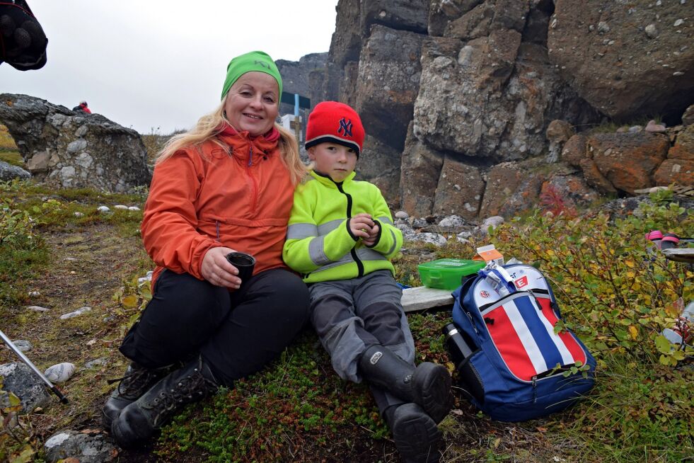 Marit Jørgensen og sønnen Piera Lille har vært mye i rullesteinfjæra, men dette var første gangen de gikk dit til fots. – En fin liten tur, sier Marit.
 Foto: Hilde Porsanger