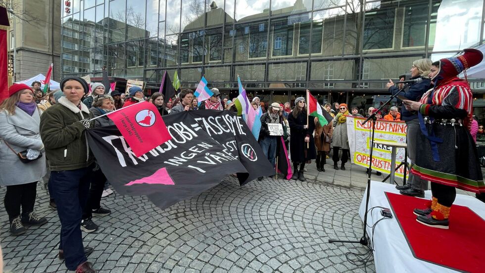 Sametingspresident Silje Karine Muotka ønsker feminisme som skaper en rettferdig verden, for alle. – Likestilling handler ikke bare om å få plass ved bordet. Det handler også om hvem som bygger bordet, hvem som eier det og hva som faktisk blir servert, sa hun under sin tale til de flere hundre fremmøtte under markeringen av Kvinnedagen i Tråante/Trondheim.
 Foto: Rita Heitmann