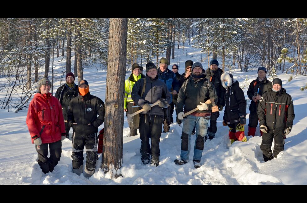 Utstyrt med en rekke remedier startet studenter og veiledere ut i Karasjoks dype skoger på jakt etter gode emner.
Foto: Roger Albrigtsen