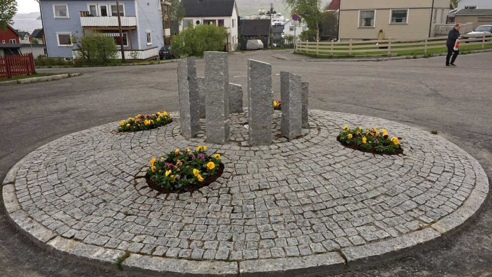 Sommerblomstene er kommet på plass i Kirkenes.
 Foto: Hallgeir Henriksen
