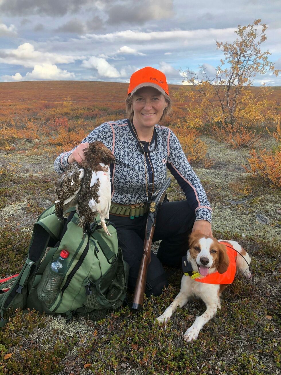 – Saken er så viktig at den må prøves i rettssystemet. Vi finnmarkinger er alle deleiere i Finnmarkseiendommen og denne saken er ekstremt viktig for oss, sier nestleder i NJFF Finnmark, Linda Heitmann, om at de slår følge til domstolen i Karasjok-saken. Her er Alta-damen på jakt med hunden Tia. Foto: Privat