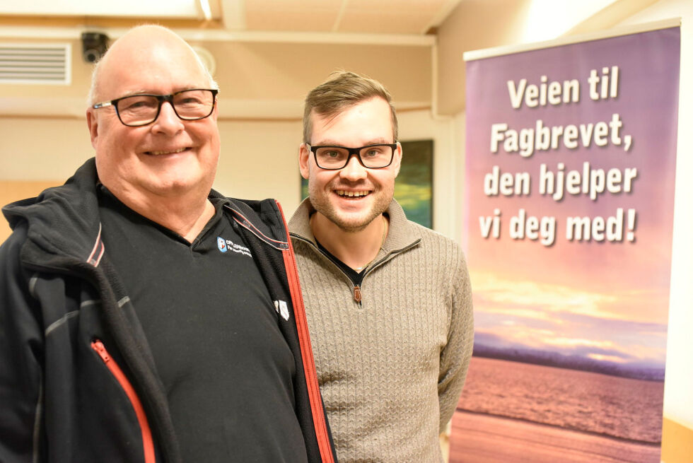 Roar Torvik (til venstre) har hatt 30 opplevelsesrike år på opplæringskontoret i Lakselv. Fylkesordfører Tarjei Jensen Beck er styreleder i opplæringskontoret, og kom til Lakselv for å feire 30-årsjubileet til både Roar og Opplæringskontoret for offentlig sektor i Finnmark.
 Foto: Irene Andersen