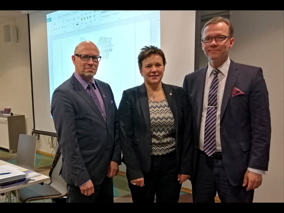 Fra venstre: fylkesrådmann i Kajana, Pentti Malinen, fylkesvaraordfører Ragnhild Vassvik og fylkesleder i Kajana, Timo Korhonen.
 Foto: Markus Karlsen, Finnmark fylkeskommune
