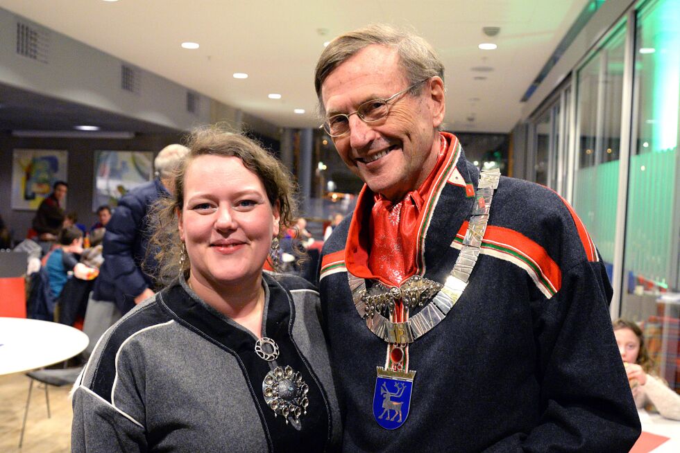 Sametingsråd Silje Karine Muotka var hjertelig til stede som representant for Sametinget. Hun holdt tale under hovedmarkeringen på rådhuset og delte ut premier under NM i lassokasting og reinkappkjøring. Her sammen med ordfører Jarle Aarbakke.
 Foto: Steinar Solaas