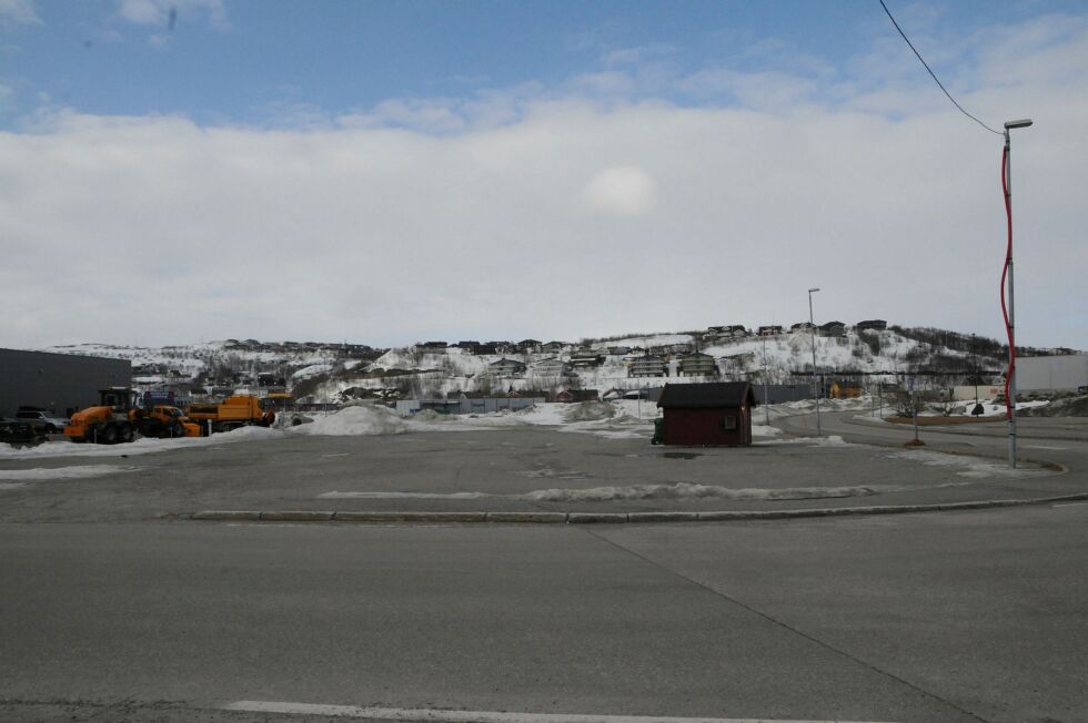 Dette asfalterte området ved hurtigrutekaia var i kommunestyret onsdag foreslått som campingplass for bobiler, men flertallet med AP og SV sa nei. Begge foto: Hallgeir Henriksen
