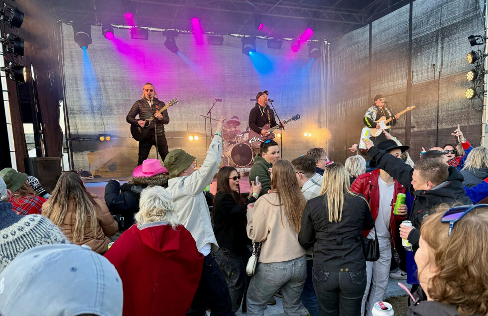 Det var litt ro­lig for­an sce­nen på be­gynn­el­sen av festiva­len, men det tok seg opp et­ter hvert. Rolffa kan det å lage feststem­ning.
 Foto: Yvette M Stornes