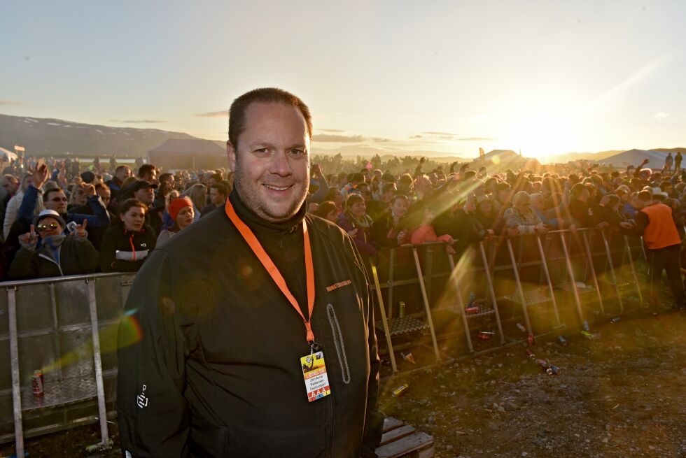 Midnattsrocken og festivalsjef Jon Arne Pettersen fikk besøk av Skatt nord midt på natten under fjorårets festival.
 Foto: Sigurd Schanke
