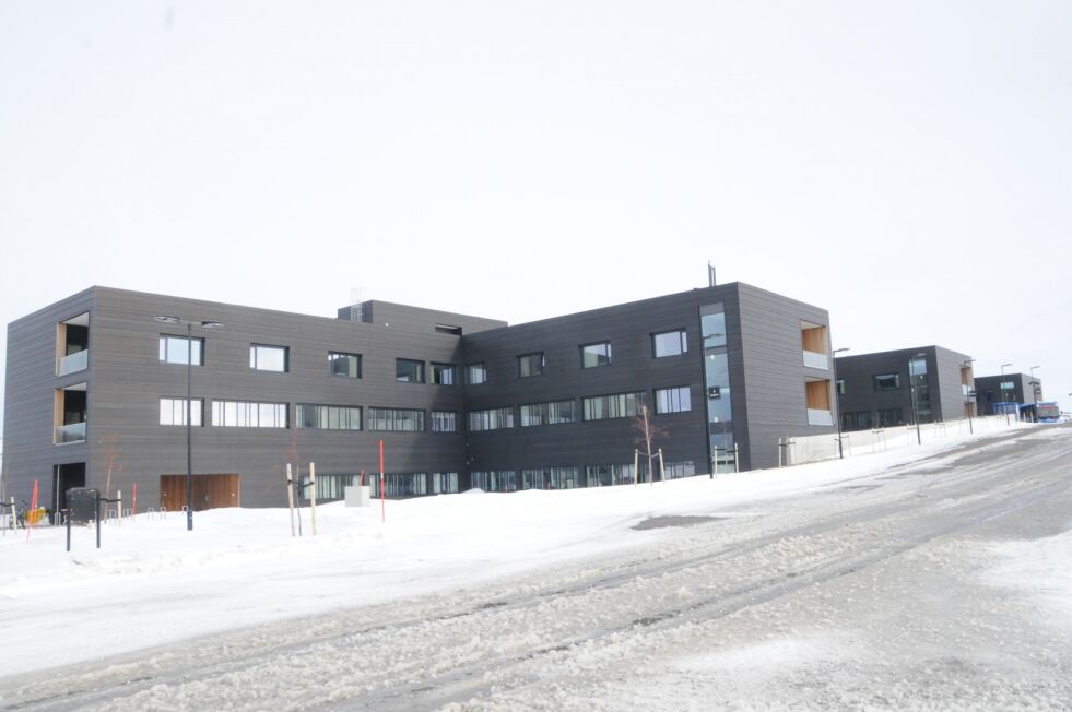 En vikarlege ved Kirkenes sykehus fikk påvist coronasmitte etter han påførte seg et brudd på fritida, og ble dagen etter sendt til Trondheim for operasjon.
 Foto: Hallgeir Henriksen