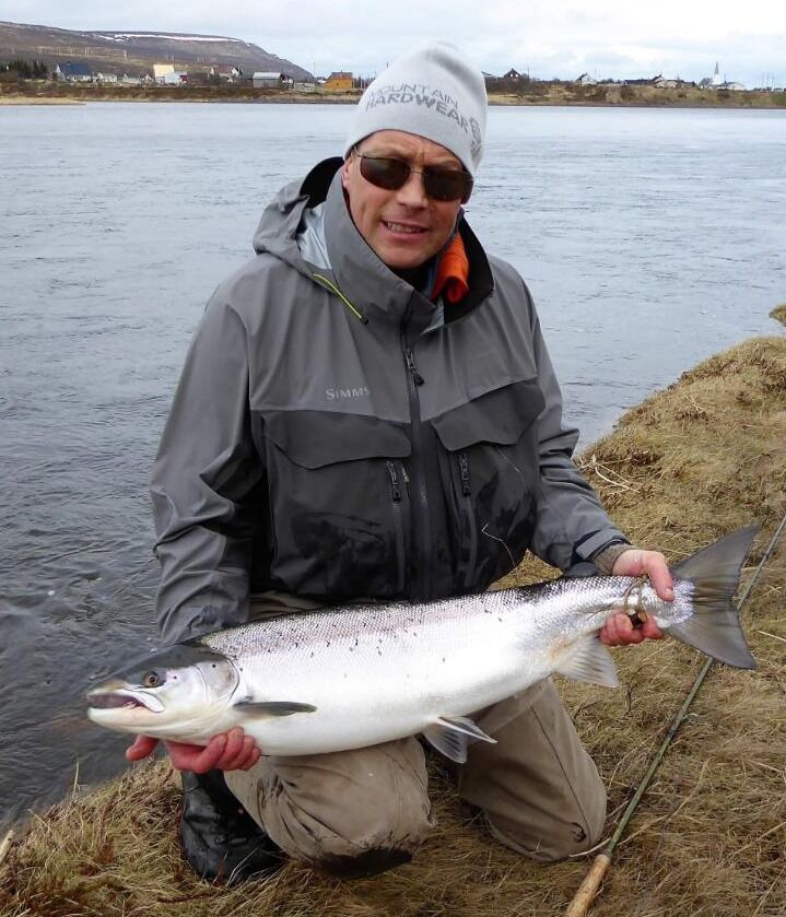 Svein Dallavara var blant de som dro opp laks i Jakobselva i løpet av de to første døgnene av årets sesong. Her stoppet vekta på 7,4 kilo.
 Foto: Odd Lehto