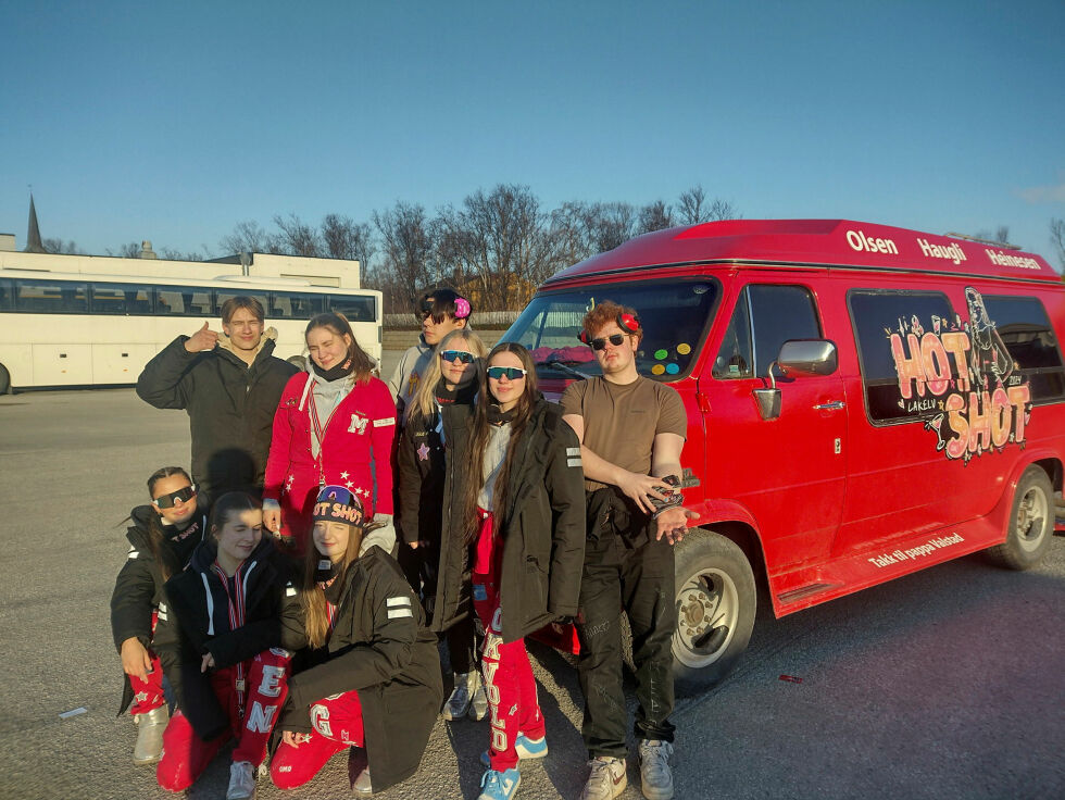 Fra venstre stående: Mats William Eideng, Maya Heinesen, Noah Nicolaisen, Silje Jolma, Andrea Martinsen Stokvold og Karl Håkon Vannebo. Fra venstre sittende: Madeleine Olsen, Karianne Olsen og Ane Haugli.
 Foto: Oskar Melkeraaen Aas