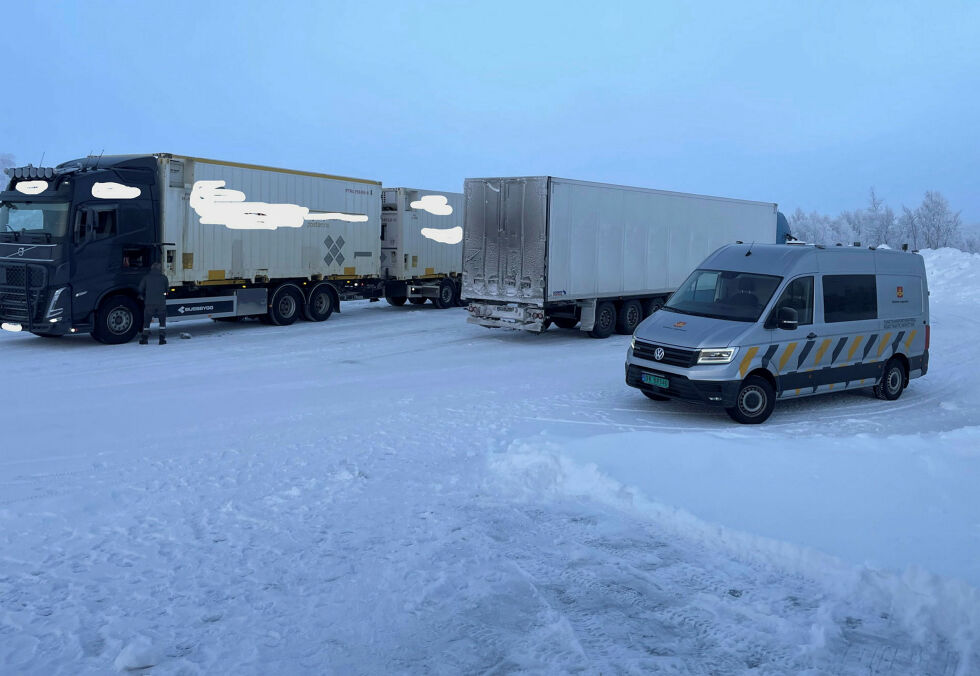 Statens vegvesen hadde flere dagers kontroll av både tunge og lette kjøretøy i Vest- Finnmark forrige uke,  i Alta og ved riksgrensa i Kautokeino. Det ble stoppet et vogntog der sjåføren ikke hadde førerkortet i orden, og det blir nå politisak. Firmaet hadde heller ikke løyve for godstransport.
 Foto: Statens vegvesen