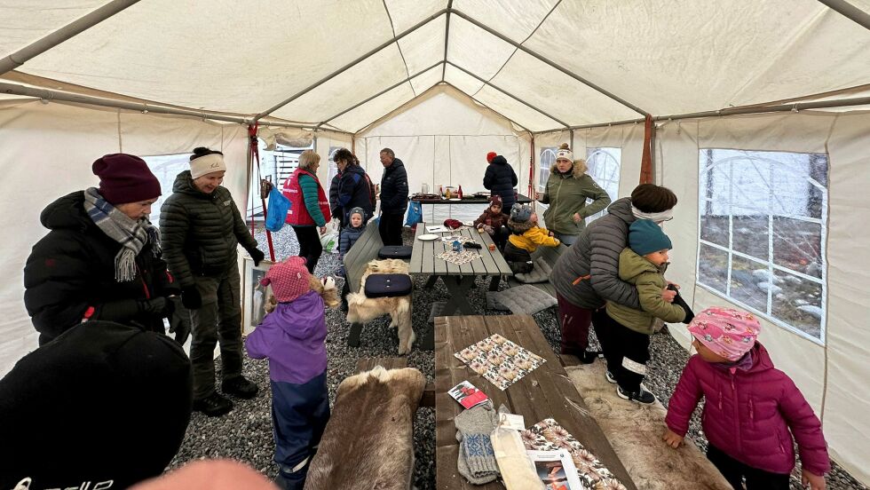 Elvenes helselag bød på varme og kalde drikker samt nystekte vafler og alskens gode kaker for store og små.
 Foto: Hallgeir Henriksen