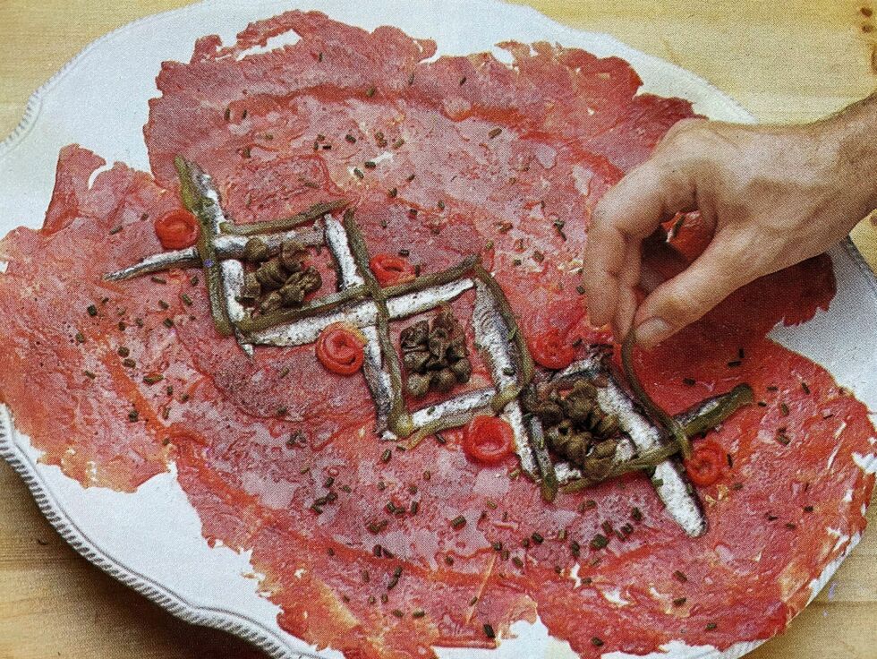 Carpaccio er utmerket som forrett, og en halv kilo rekker til ti porsjoner. Bruk gjerne rein- eller elgkjøtt, det har mer smak enn storfe.
 Foto: Gyldendal