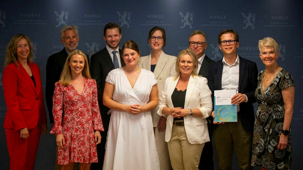 Hele anskaffelsesutvalget sammen med næringsminister Cecilie Myrseth.
 Foto: NFD