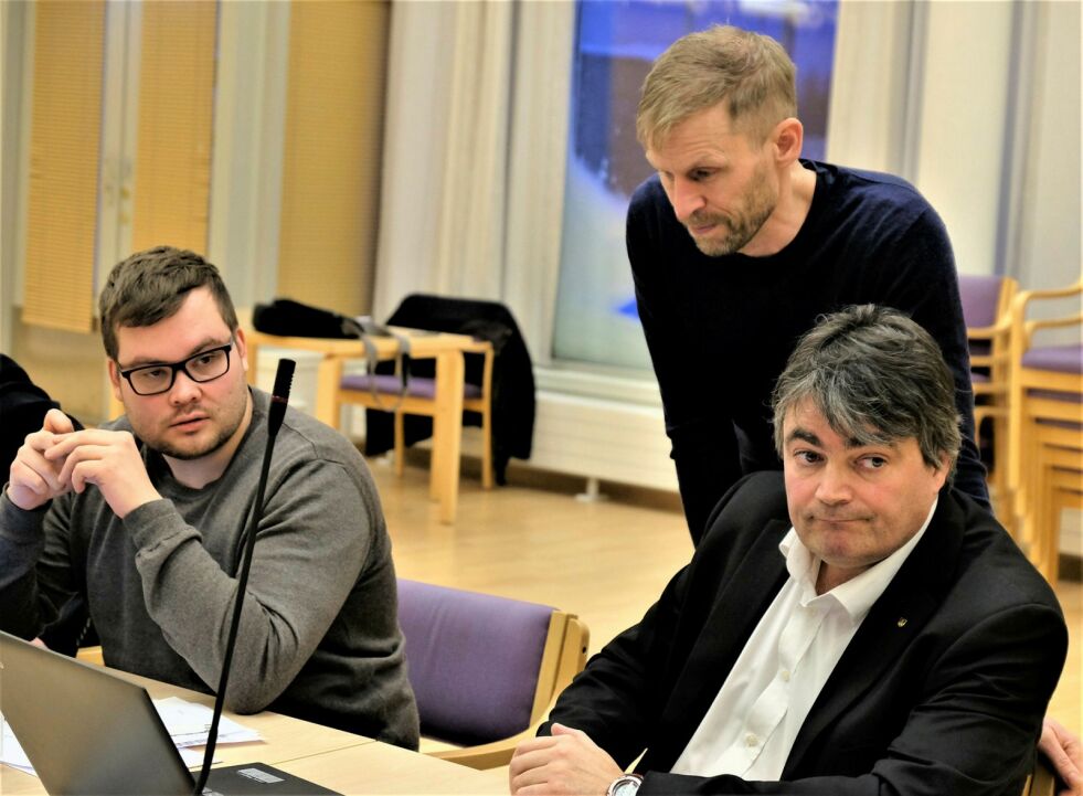 Det var ikke enig, Jo Inge Hesjevik (stående) og Remi Strand (t.h.). Til venstre Aps Tarjei Jensen Bech. FOTO: BJØRN HILDONEN
