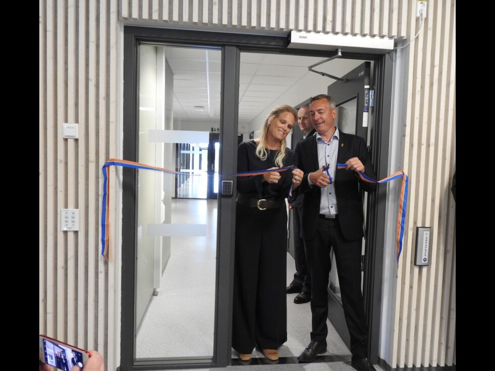 Samfunnssikkerhetsminister Ingvil Smines Tybring-Gjedde og forsvarsminister Frank Bakke-Jensen klippet snora, og erklærte hangaren for åpnet, med noen samiske gloser.
 Foto: Kristin Marie Ericsson