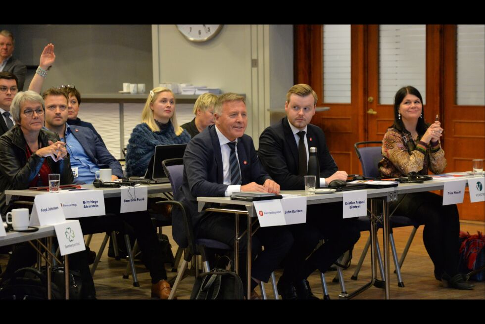 Opposisjonen har samlet seg på venstre side i Nordic Hall i Harstad, hvor fylkestinget har sitt konstituerende møte. På fremste rad her sitter John Karlsen og Kristian Eilertsen fra FrP og Trine Noodt fra Venstre. FrP har seks representanter i fylkestinget, mens Noodt er alene for sitt parti.
 Foto: Steinar Solaas