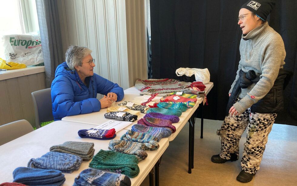 Grete Karin van der Eynden solgte strikkevarer til inntekt for kapellforeningen.
 Foto: Anthon Sivertsen