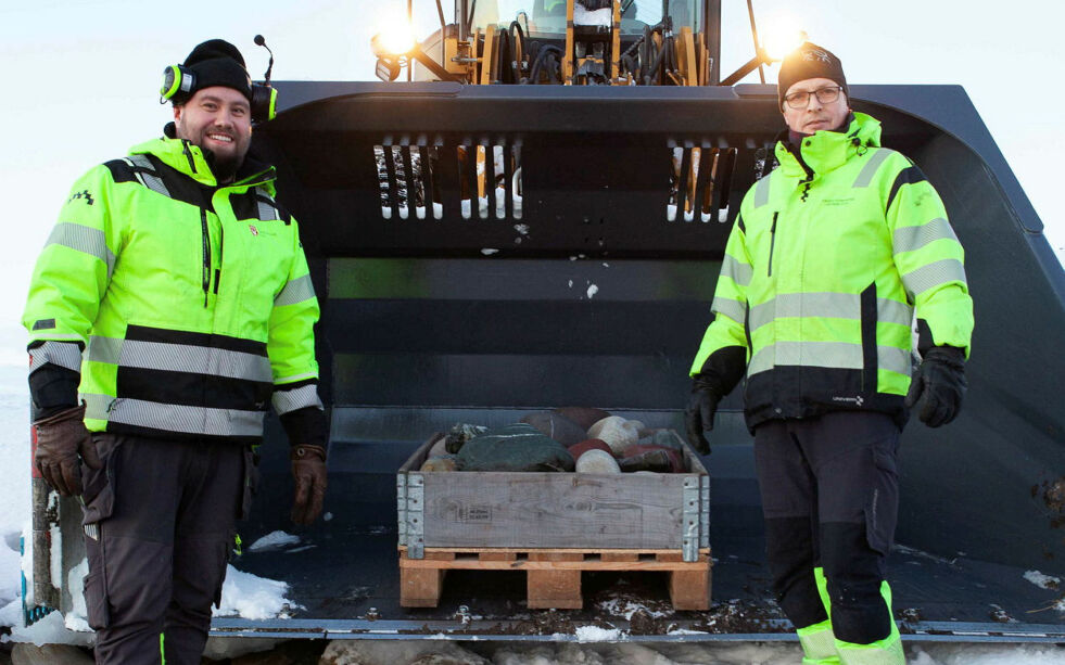 Glenn-Ter­je Kos­ta­mo (til venstre) og Stig Hei­ska­la har hentet stein fra Kiby-fjæra, og vil sørge for at den etter hvert vil komme frem til hovedstaden.
 Foto: Mo­ni­ca Milch Geb­hardt