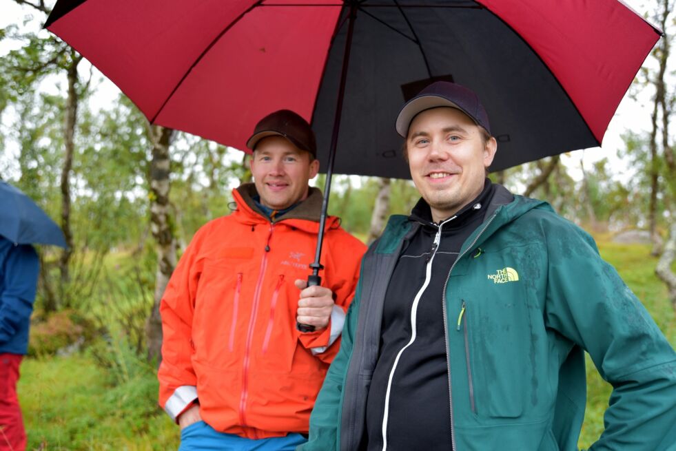 På bildet (fra venstre) Kurt Henriksen og Odd Marcus Pedersen. – Vi heier begge veier, sier Odd Marcus.
 Foto: Kristin Antonie Humstad