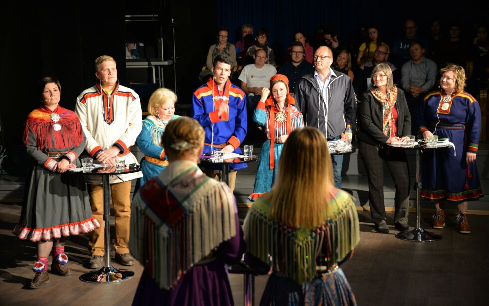 Bildet er fra den store valgdebatten i Tromsø foran sametingsvalget 2017. Fra venstre Aili Keskitalo (NSR), Ronny Wilhelmsen (Ap), Vibeke Larsen (Šiella), Nils Kristian Winther (H), Inger Eline E. Fjellgren (Árja), Arthur Tørfoss (FrP), Toril Bakken Kåven (NK) og Cecilie Hansen (Sp).
 Foto: Steinar Solaas