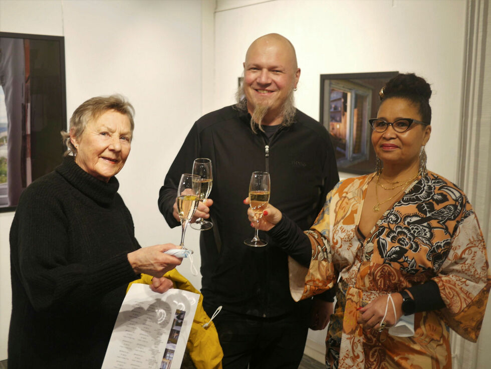 Anders Jørgensen fra Honningsvåg er svært glad for at han nå får vist fotografiene sine på Galleri Kunstgress i Oslo. Her er han på åpningen av sin utstilling på Nordkappmuseet i januar 2022; flankert av Mary Vik (til venstre) og Paula Bruun.
 Foto: Geir Johansen