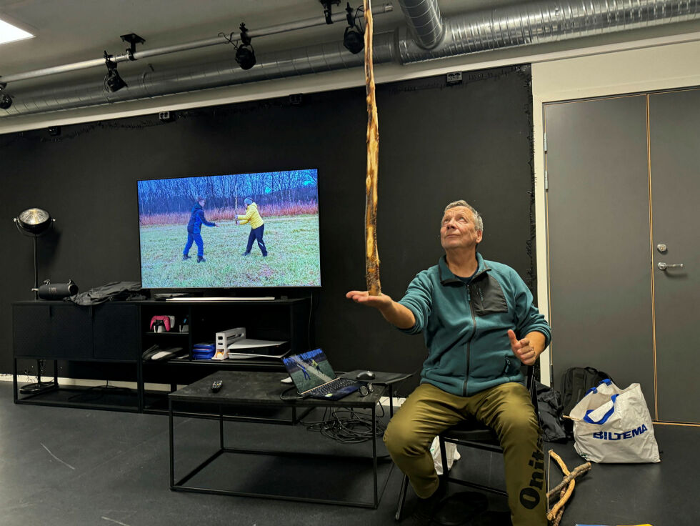 Yngve Johansen demonstrerer balanseevne i leken «bisohallat muora».
 Foto: Birgitte Wisur Olsen