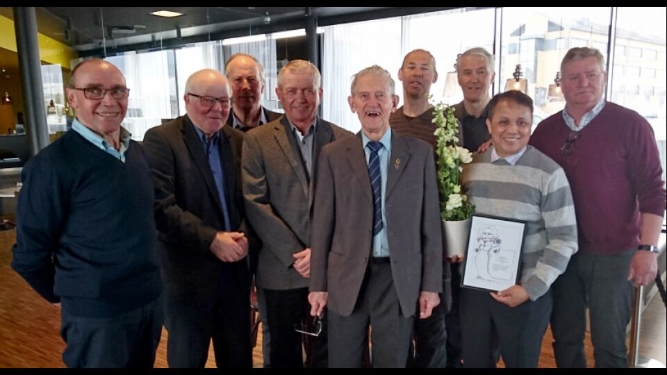 Her ser vi prisvinner Josef Bantolo med diplomet, og fra venstre Anton Nilsen, Kåre Våga, Åsmund Røst, Svein Erik Nordhus, Thorleif Høgstad, Thorbjørn Balk, Ronald Lorentsen, Jan Gulbrandsen og Monette Bantolo.
 Foto: Privat