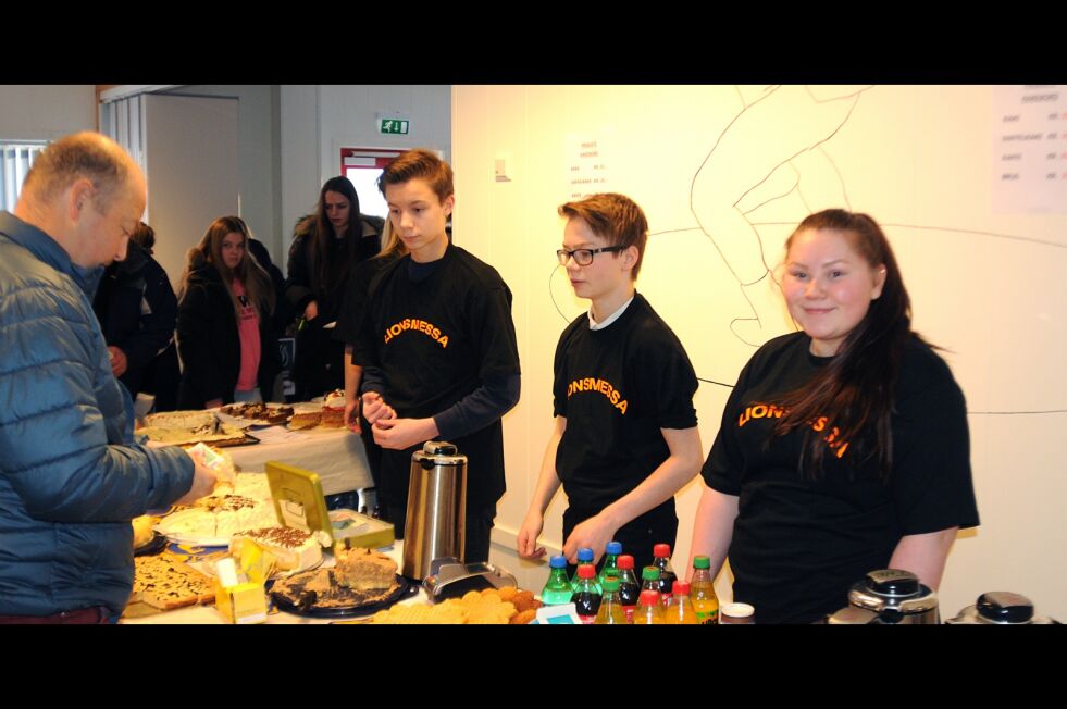 10. klasse ved Seida skole sto for salget. Det de tjener skal gå til klassetur. Fra venstre, noen av elevene: Vilmer Pampin, Artor Hagerup og Aina Mariell Store.
 Foto: Tom Hardy