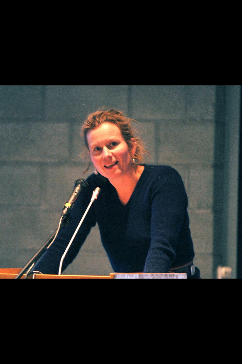 Marit Karlsen og Arbeiderpartiet har gått til valg på å gjeninnføre skoleuke over fem dager for småtrinnet, men vil nå avvente en utredning i desember før endelig avgjørelse fattes.
 Foto: Erik Brenli