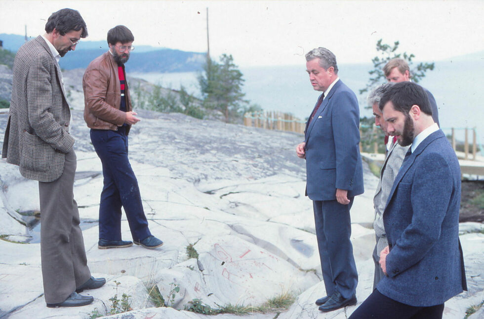 Knut Helskog, nr to fra venstre, blir 14. desember tildelt kongens fortjenstmedalje.
 Foto: Arvid Petterson