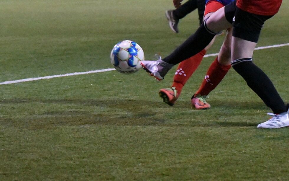 Til høsten får fotballspillerne i Lakselv løpe på nytt kunstgressdekke i Porsangerhallen.
 Foto: Sara Olaussen Stensvold