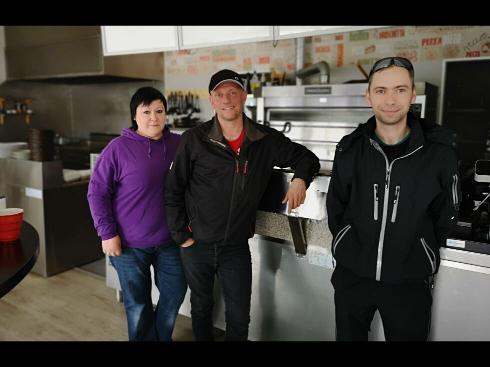 BLIR UTEPLASS: Trattoria Parma vil nå bli en ny uteplass når Bjørn Tapio Kajander gjenåpner stedet i løpet av høsten. Og pizzaovnen skal beholdes, lover Tapio Kajander, Dmitrij Kisliakov og Solrun Mikkelsen.
 Foto: Erik Brenli