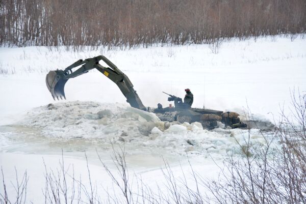 Her graver Forsvaret seg gjennom isen på Lakselva