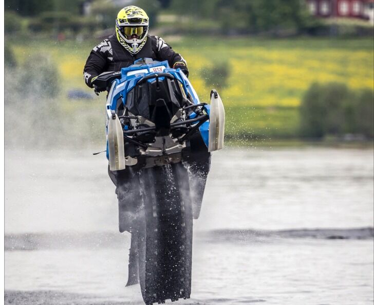 Et skikkelig rundkast i finalen under SM i Skellefteå gjør at Morten Blien får et opphold fra vanncrossen.
 Foto: Privat