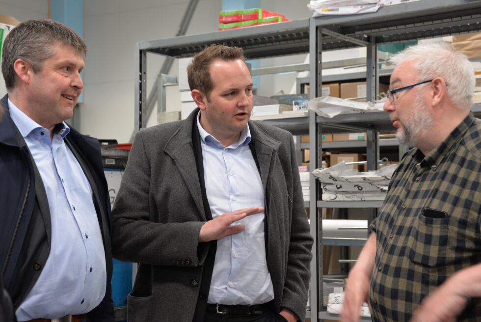 FrPs stortingsrepresentanter Bengt Rune Strifeldt (til venstre) og Gisle Meininger Saudland viste oppriktig interesse for både bedriftene og Porsanger kommune da de onsdag var på bedriftsbesøk hos Ságat og Trykkeriservice. Her i samtale med daglig leder Geir Wulff på trykkeriet i Lakselv.
 Foto: Sonja E. Andersen