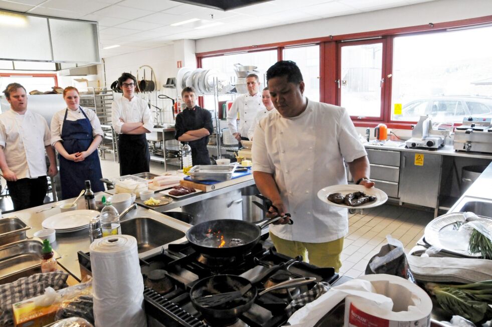 Skoleelever fra Kirkenes videregående skole og folk fra restaurant og hoteller i Sør-Varanger, fikk se kjendiskokk Jonathan Romano tilberede lokale råvarer som indrefilet av rein.
 Foto: Hallgeir Henriksen