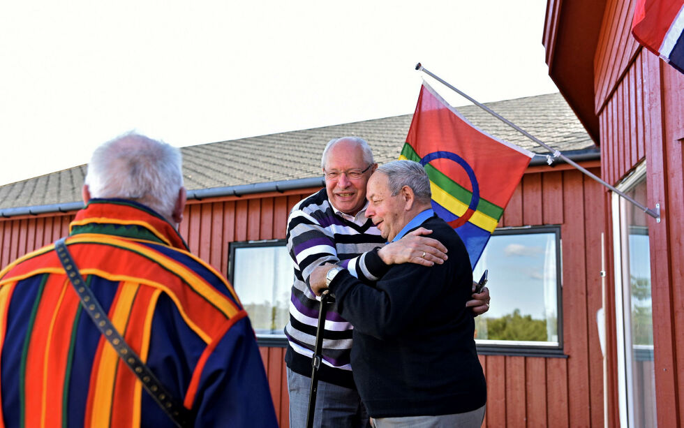 Hjertelig gjensyn i 2017 mellom Martin Kolberg og Einar Rudolf Johansen (til høyre) på trappa utenfor Ságats hovedkontor i Lakselv. Geir Wulff med ryggen til.
 Foto: Bjørn Arne Johansen