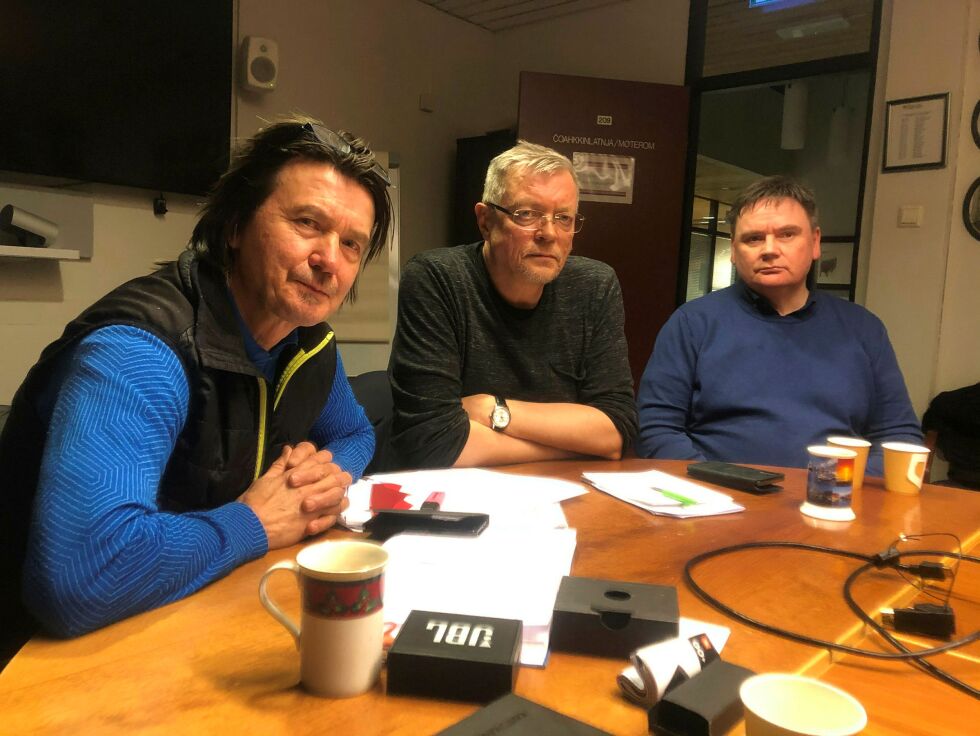 Karasjok kommune er avventende til corona-smitten i nabokommunen på finsk side, Utsjok. Ordfører Svein Atle Somby anmoder folk om å avstå fra grensekryssing inntil situasjonen er kartlagt. Fra venstre, varaordfører John Nystad, kommuendirektør Kurt Maurstad og ordfører Svein Atle Somby.
FOTO:  Stein Torger Svala