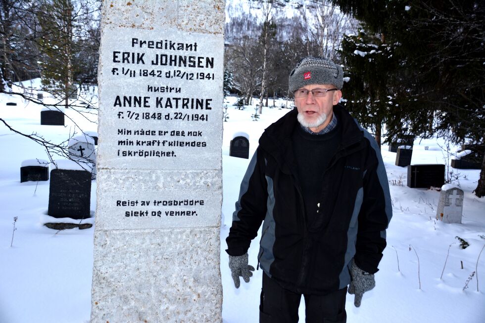 Elling Vatne forteller om nåden. Her er han avbildet ved siden av graven til Lyngen-predikant, Erik Johnsen.
 Foto: Elin Margrethe Wersland