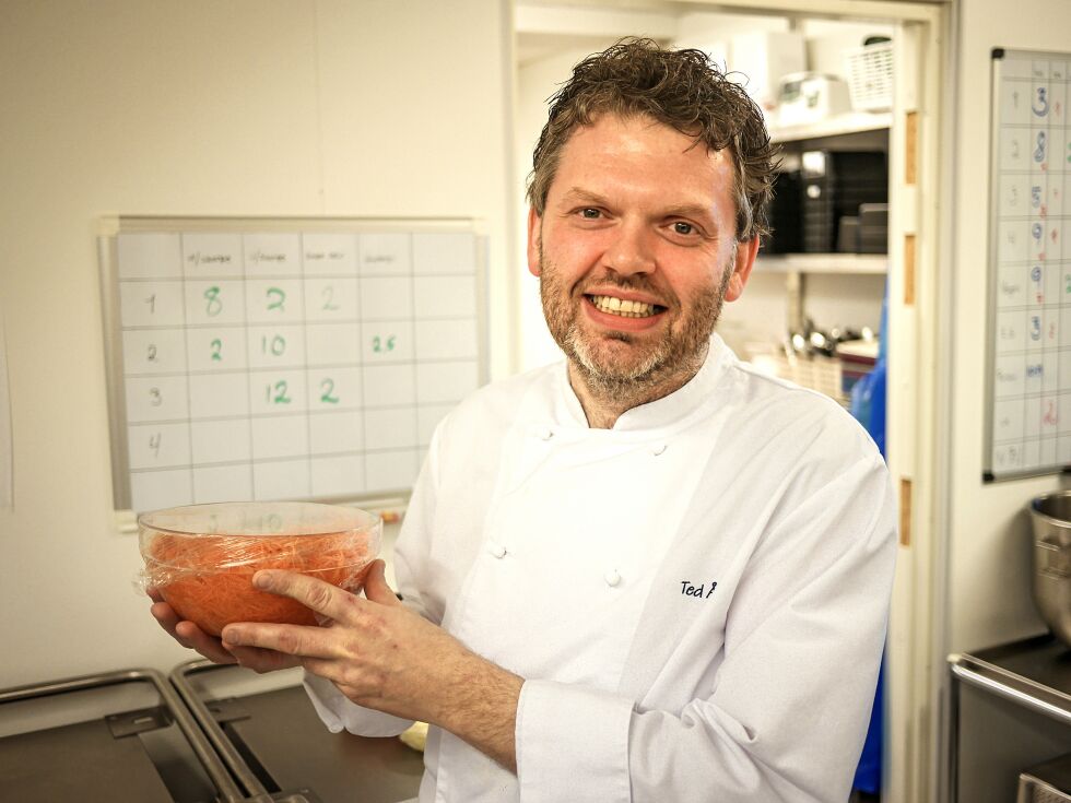 Da han startet opp som daglig leder for Nordkapp kjøkken i 2015, bestemte Ted Åge Solvik seg for at man heretter skulle lage omtrent alt av mat fra grunnen av. Det har vist seg at de mange som får mat fra det kommunale kjøkkenet setter veldig stor pris på det.
 Foto: Geir Johansen