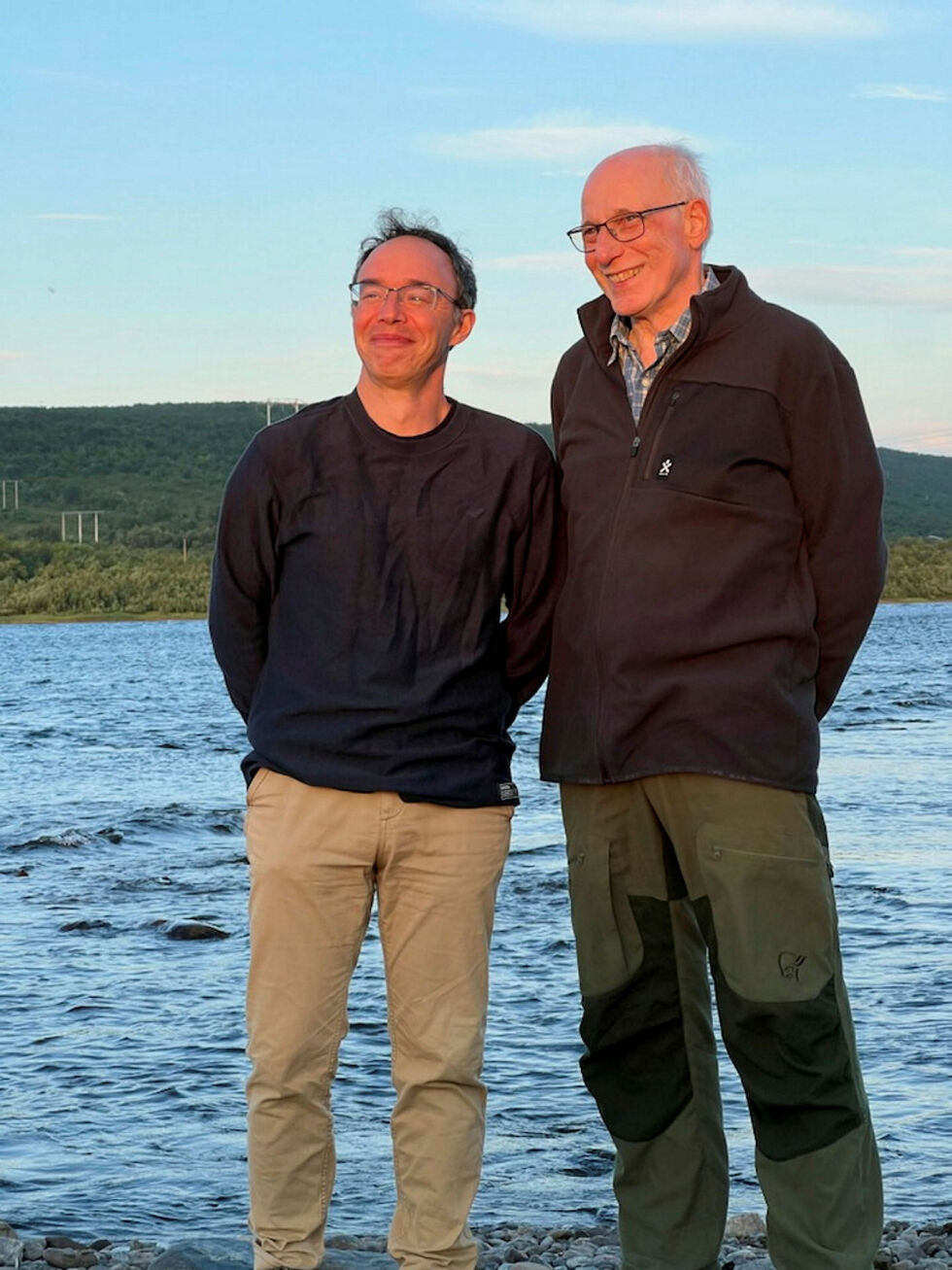 Guillaume Gibert og Harald Gaski ved bredden av Tanaelva.
 Foto: Brit Rajala