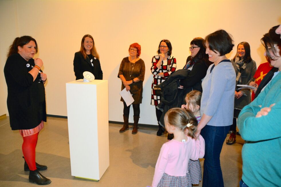 – Publikum engasjerer seg helt spesielt når kunsten angår dem, slik kunst fra våre områder gjør, både visuelt og på det indre plan, sier kunsthistoriker Irene Snarby. Her forteller hun om Geir Tore Holms kunst.
 Foto: Elin Margrethe Wersland